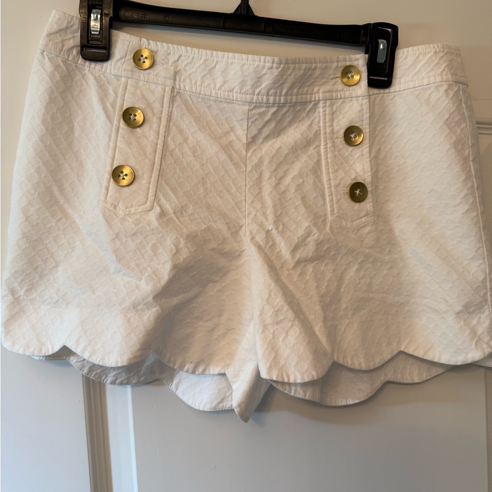 Southern Tide White Scallop Hem Shorts with Gold Buttons